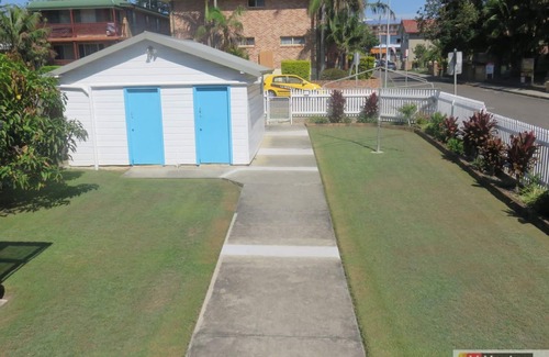 South West Rocks House | MRS MOTTEES COTTAGE - SHORT STROLL TO BEACH, AIRCONDITIONED & PET FRIENDLY.