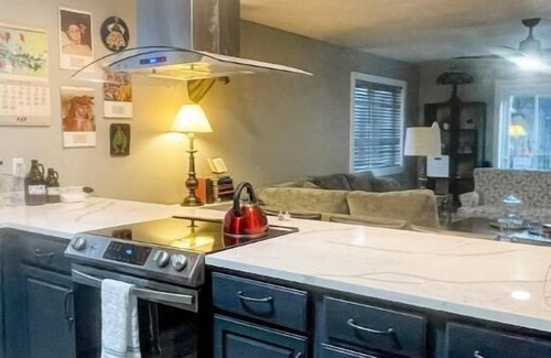 Mount Hood Village Bed & Breakfast | Mt Hood Cabin - Pool, Arcade Games, River Access