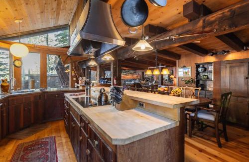 Olympic Valley House | Mt. Jola by AvantStay A 5-minute walk away to Palisades and lifts.