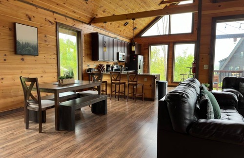Chalet Village North Cabin | ⛰️🌲Mt View, Close to Parkway, SLPS 8, 3Bd 3Ba, Game Room! Hot Tub🌲⛰️