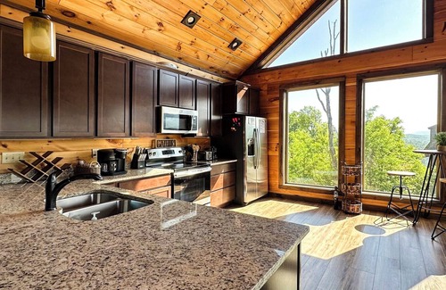 Chalet Village North Cabin | ⛰️🌲Mt View, Close to Parkway, SLPS 8, 3Bd 3Ba, Game Room! Hot Tub🌲⛰️