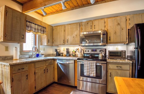 Bartlett House | Mt Washington Valley Fall getaway with game room and deck!