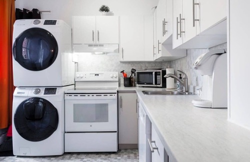 Plateau Mont Royal Apartment | MTLVR #02 | Central, Kids-Friendly, A/C, patio