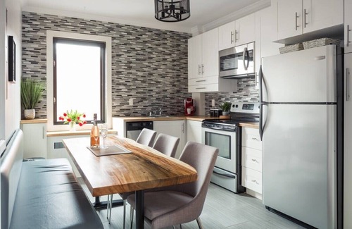 Plateau Mont Royal Apartment | MTLVR #04 | Cozy Plateau pad, A/C, sleeps 6, patio