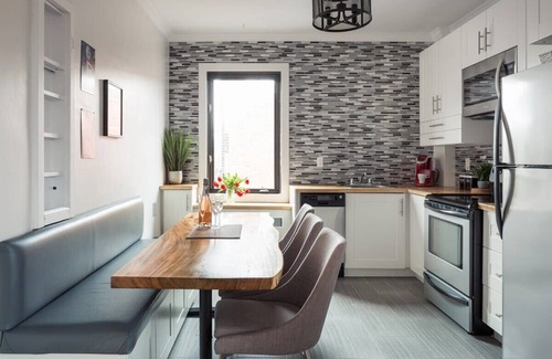 Plateau Mont Royal Apartment | MTLVR #04 | Cozy Plateau pad, A/C, sleeps 6, patio