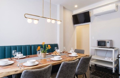 Plateau Mont Royal Apartment | MTLVR#16 | Luxurious flat facing the mountain, A/C