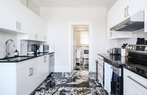Plateau Mont Royal Apartment | MTLVR #17 | View on the Mont-Royal, sleeps 12