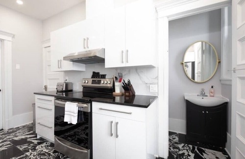 Plateau Mont Royal Apartment | MTLVR #17 | View on the Mont-Royal, sleeps 12