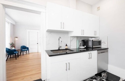 Plateau Mont Royal Apartment | MTLVR #17 | View on the Mont-Royal, sleeps 12