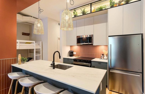 Plateau Mont Royal Apartment | MTLVR #18 | Prime plateau flat, 6 beds, central AC