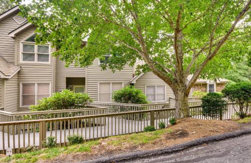 Mountain Air Apartment | Mtn Cabin with Balcony and View in Burnsville!