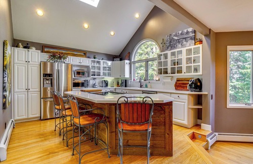 Warrior's Mark House | Mtn-View Breck Home w/Hot Tub ~ 1 Mi to Ski Lift!