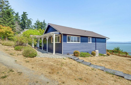 Camano Island Cottage | Mtn-view Camano Island Retreat Overlooking Beach