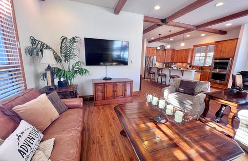 Three Peaks Ski Chalet | Mtn Views! Fire Pit, Dog Friendly, Ski, Hike, Play