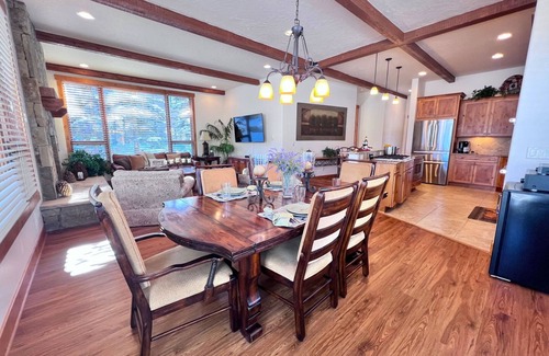 Three Peaks Ski Chalet | Mtn Views! Fire Pit, Dog Friendly, Ski, Hike, Play