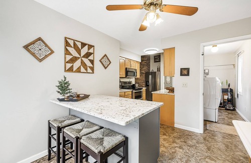 Skyland House | MTN Views/Hot Tub/Firepit/Near AVL, Hiking, Biltmore, French Broad River let in.