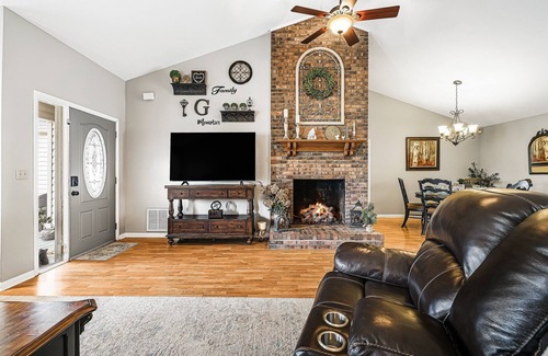 Skyland House | MTN Views/Hot Tub/Firepit/Near AVL, Hiking, Biltmore, French Broad River let in.