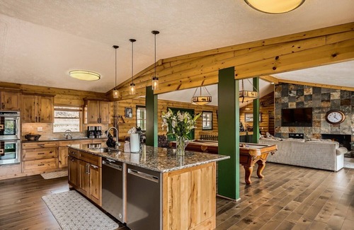 Estes Park House | Mtn Views of Longs and RMNP Peaks, Gas FirePit, HTub, Billiards, Indoor BBCourt