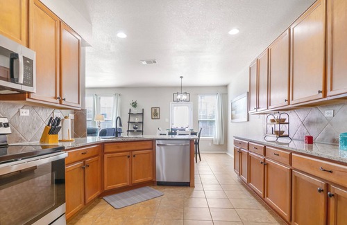 San Antonio House | MTR Comfort Home Near I-10 Extended Stays King Bed