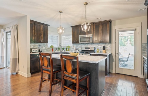 Bull Mountain House | Multi-Generation Friendly 5BR Luxury Home, Ideal for Extended Stays Pets Welcome