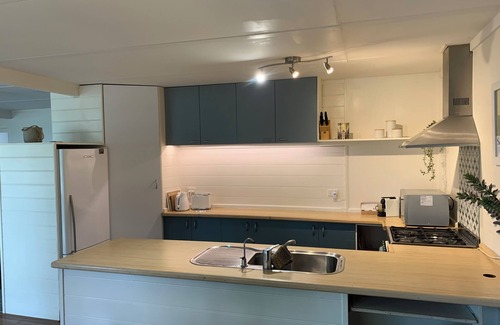 Apollo Bay House | Murray's Shack 500m from the Beach, Pets Welcome, Perfect for Families or Groups