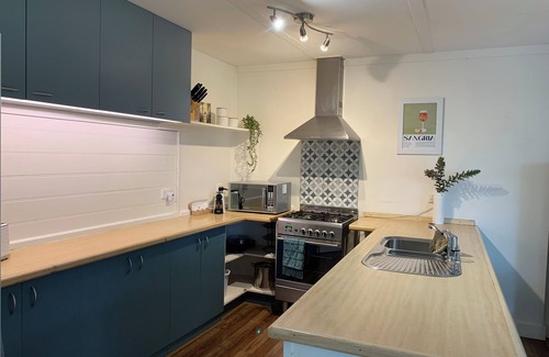 Apollo Bay House | Murray's Shack 500m from the Beach, Pets Welcome, Perfect for Families or Groups