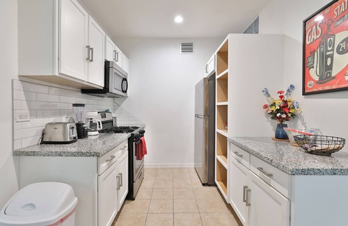 South Central Houston House | Museum District - Beautiful 2 Br/2Ba with King bed!
