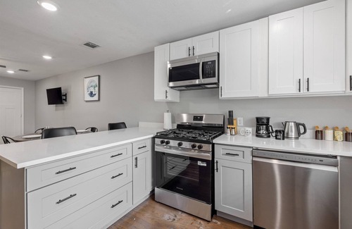 MacGregor Apartment | Museums Cozy Med Center Apt | BBQ Fire Pit Games