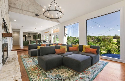 Oak Shores On Lake Austin House | Music Festival - Hiking - Scenic - Pools - Lake - Sleeps 16