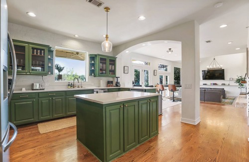 Oak Shores On Lake Austin House | Music Festival - Hiking - Scenic - Pools - Lake - Sleeps 16