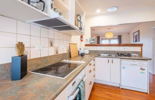 Rotorua House | Mutts, MTBs & Mud Pools | Central & Pet Friendly!