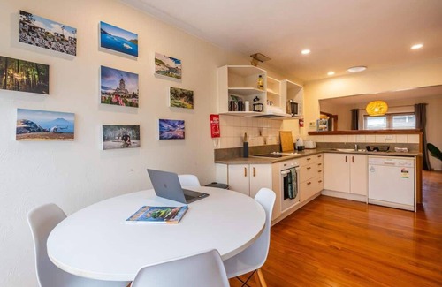 Rotorua House | Mutts, MTBs & Mud Pools | Central & Pet Friendly!