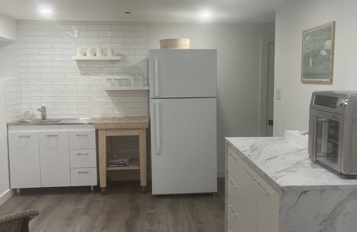 Vineyard Haven Apartment | MV Modern Queen 1BR and Qu. sofa bed private bedroom apartment sleeps 4 to 6