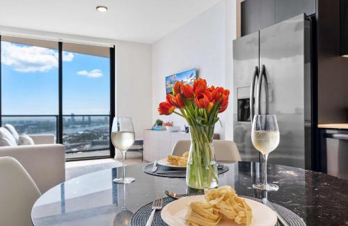 Downtown Miami Apartment | MVR - 5-Star Resort Pool & Private Balcony