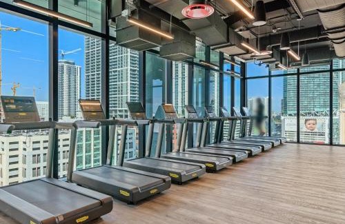 Downtown Miami Apartment | MVR - 5-Star Resort Pool & Private Balcony