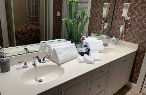 Chapel Hill Cottage | My Place Inn, Your Home Away From Home! - Lower Suite