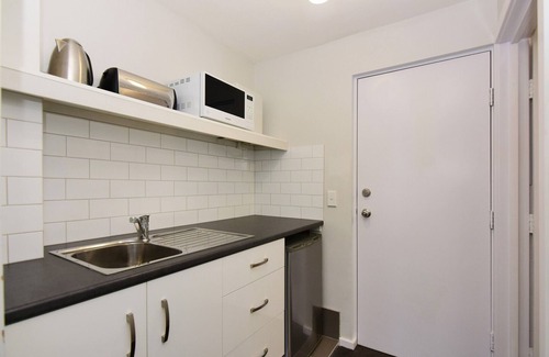 Huskisson Apartment | "Myola" Modern renovated Studio, Husky main street cafes & shops! 500m to beach!