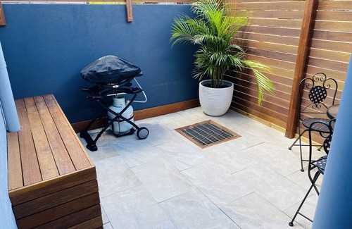 Huskisson Apartment | "Myola" Modern renovated Studio, Husky main street cafes & shops! 500m to beach!