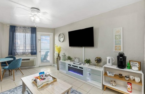 Myrtle Beach Condo | MYRTLE BEACH OCEANFRONT KING WITH GREAT AMENITIES!