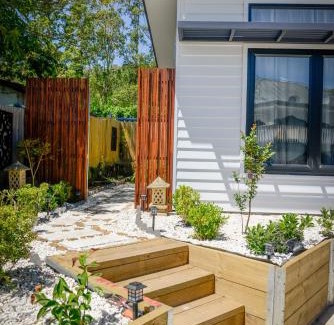 Kangaroo Valley House | Myrtle Tree Lodge Trunks - stand alone lodge in the Heart of village
