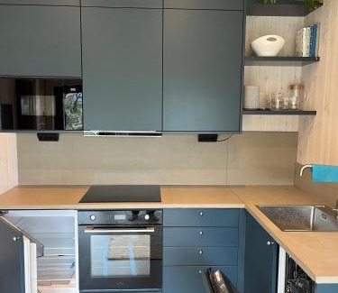 Vastra Frolunda Apartment | Mysigt attefallshus med närhet till stad och hav