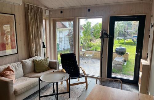 Vastra Frolunda Apartment | Mysigt attefallshus med närhet till stad och hav