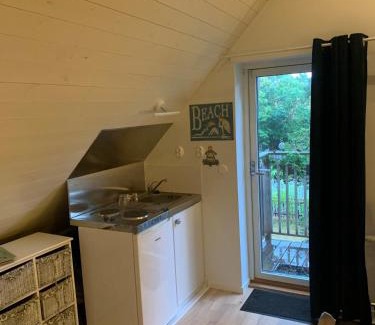 Aspet House | Mysigt rum i villa med egen ingång och nära havet.