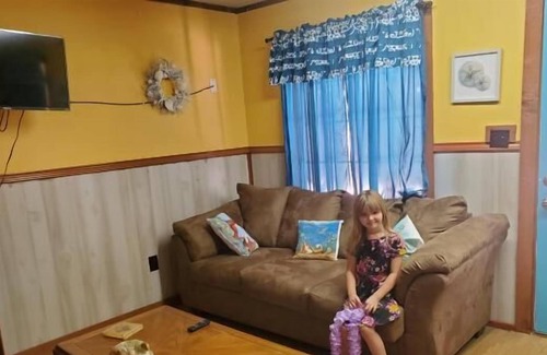 Canton Cabin | Mystic Cove Cabin with one queen bed