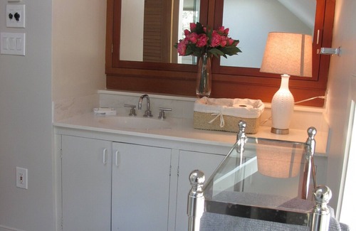 Mystic - New London Cottage | Mystic & Historic Stonington, Chic Guest Cottage Great location, quiet & private