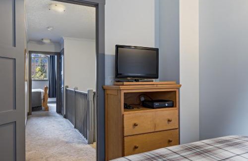 Canmore Apartment | Mystic Pool & Hot tub Hosted by Little Sister Getaways