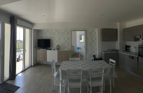 Plomodiern Apartment | n ° 8 located on the seafront, SOUTH direct access to the beach