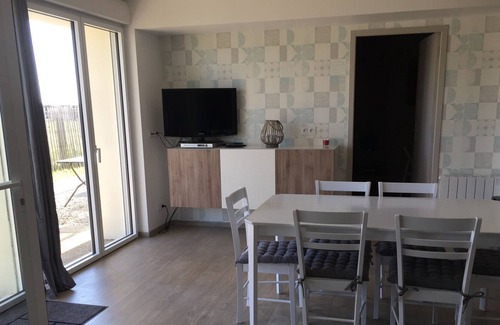 Plomodiern Apartment | n ° 8 located on the seafront, SOUTH direct access to the beach