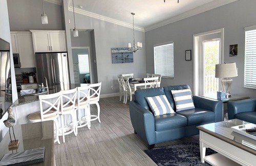 Mid Island House | n"Lazy Day" - Beach Paradise w/Pool, 2 min walk to beach! Pet friendly!