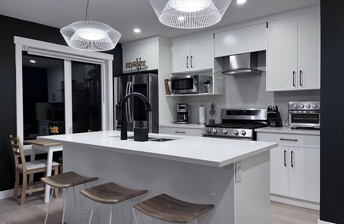 West Hillhurst House | NamaStay inner city 2Bds steps to Foothills Hospital & UofC